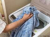 「防水シーツを洗濯機で洗う前に！　知らないと危険な『脱水時の落とし穴』」の画像1
