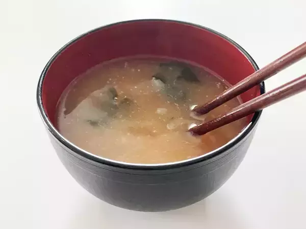 「ダイソーの丸型トレイに詰めたのは…　『忙しい人の救世主』に「絶対に買うべき」」の画像