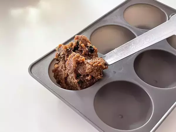 「ダイソーの丸型トレイに詰めたのは…　『忙しい人の救世主』に「絶対に買うべき」」の画像