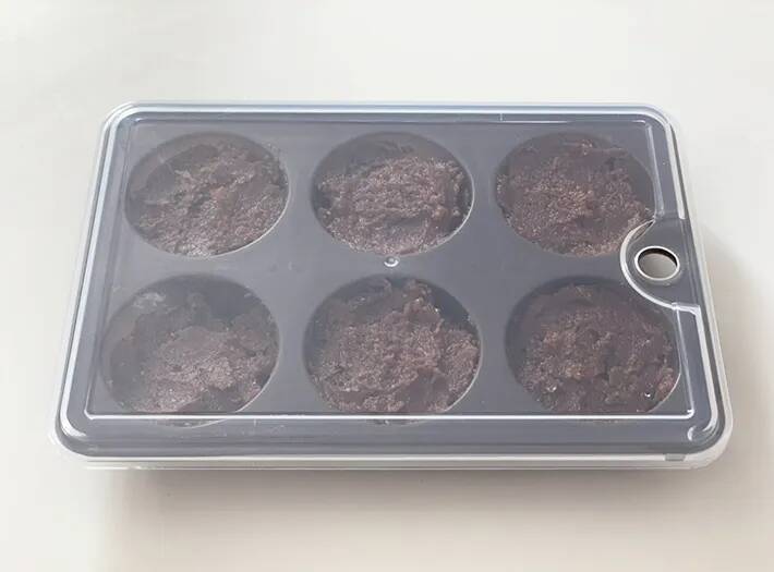 ダイソーの丸型トレイに詰めたのは…　『忙しい人の救世主』に「絶対に買うべき」