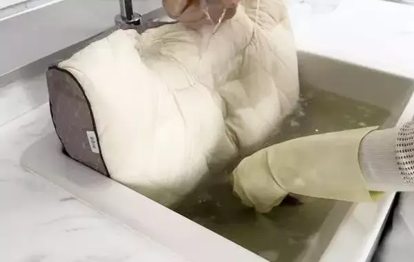 「洗濯機で枕は洗える？洗えない？　専門家が教える『正解』は…【正しい枕の洗い方】」の画像