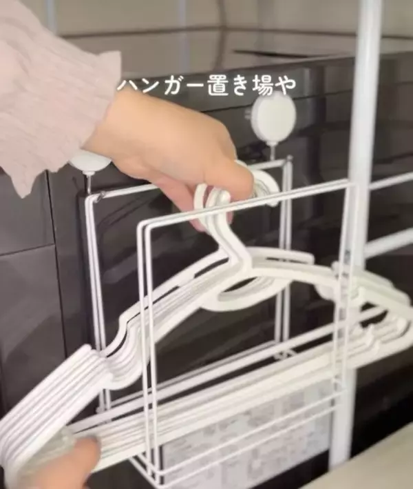 「ワイヤーふきんかけを収納に使うと？　ライフハックに「試します」「真似したい」」の画像