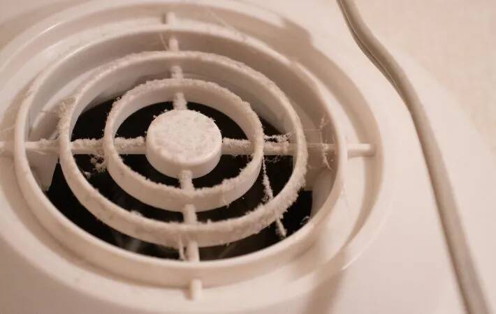 割り箸に紙を巻くだけ？　換気扇の掃除テクに「ごっそり取れた」「快感」【掃除テク4選】