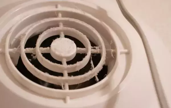 「割り箸に紙を巻くだけ？　換気扇の掃除テクに「ごっそり取れた」「快感」【掃除テク4選】」の画像