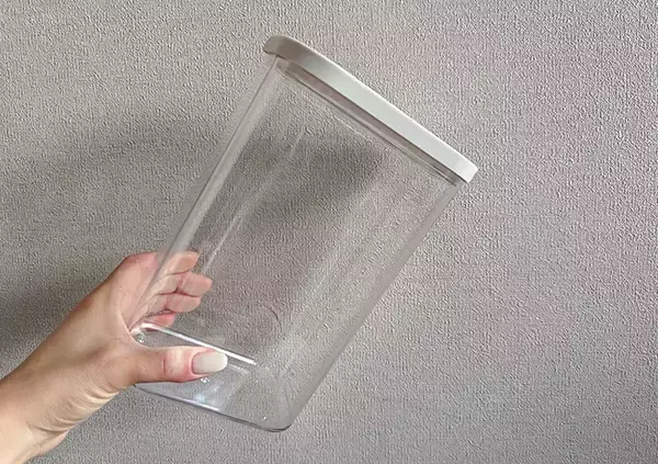 「330円でゴチャつくキッチンが整う！　プチプラ容器で叶えるすっきり収納【THREEPPY】」の画像