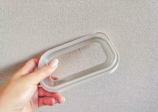 「330円でゴチャつくキッチンが整う！　プチプラ容器で叶えるすっきり収納【THREEPPY】」の画像