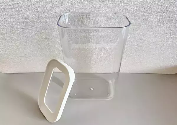 「330円でゴチャつくキッチンが整う！　プチプラ容器で叶えるすっきり収納【THREEPPY】」の画像