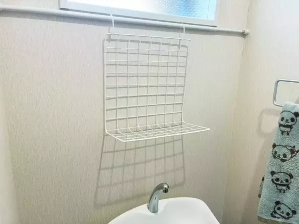 『100均のワイヤーネット』を90度にグイっと曲げると…　トイレ収納で役立つ裏ワザがこちら！