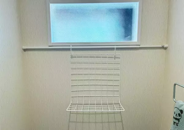「『100均のワイヤーネット』を90度にグイっと曲げると…　トイレ収納で役立つ裏ワザがこちら！」の画像