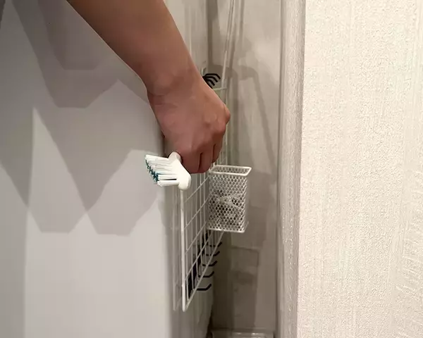 「100均アイテムだけで、洗濯機横に収納スペース作る方法　アイディアに「これ気に入った」」の画像