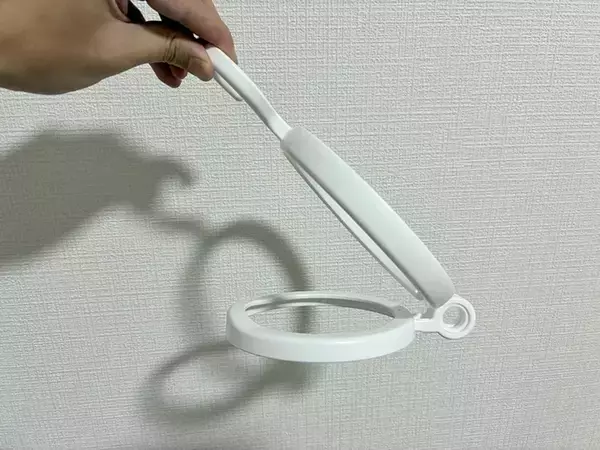 「100均『ハンガー』が便利なゴミ箱に！　10秒で試せる車内活用法に「感動」」の画像