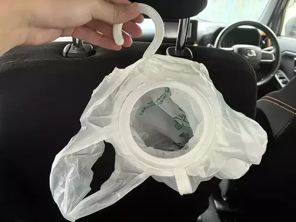 「100均『ハンガー』が便利なゴミ箱に！　10秒で試せる車内活用法に「感動」」の画像