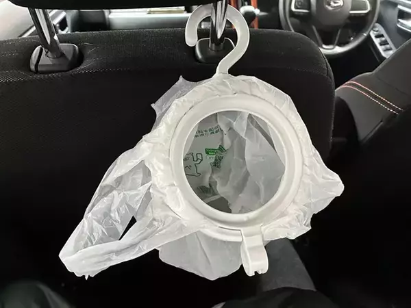 「100均『ハンガー』が便利なゴミ箱に！　10秒で試せる車内活用法に「感動」」の画像