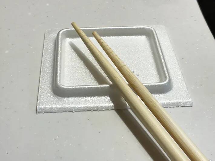 捨てる直前の納豆パックの蓋を有効活用！　0円でキッチンの『ちょい置き』に生かす3つの方法