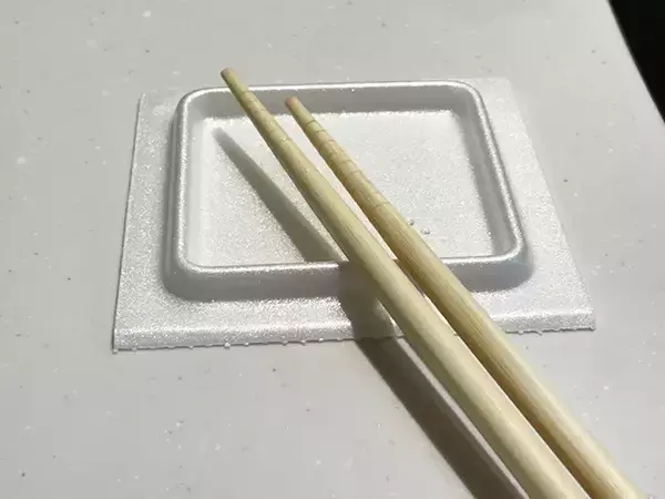 「捨てる直前の納豆パックの蓋を有効活用！　0円でキッチンの『ちょい置き』に生かす3つの方法」の画像