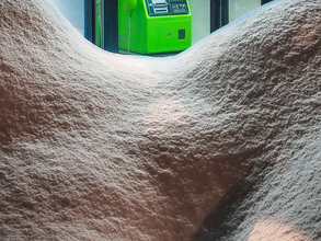 雪が降る北海道の電話ボックス　屋根を見ると…「AIじゃないの？」「二度見した」