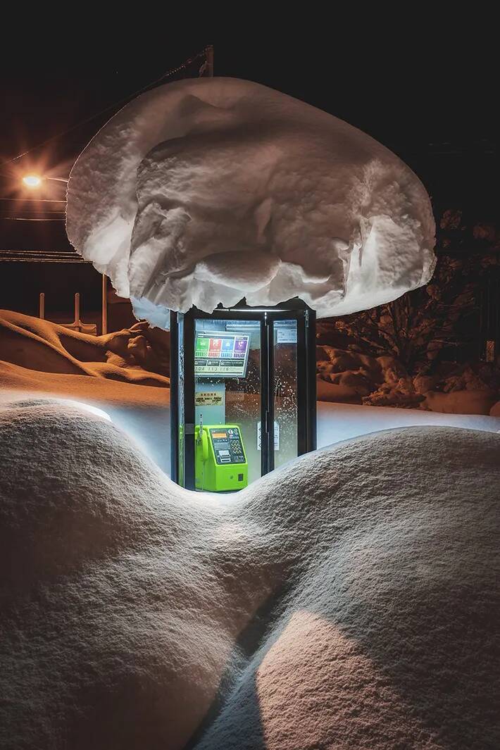 雪が降る北海道の電話ボックス　屋根を見ると…「AIじゃないの？」「二度見した」