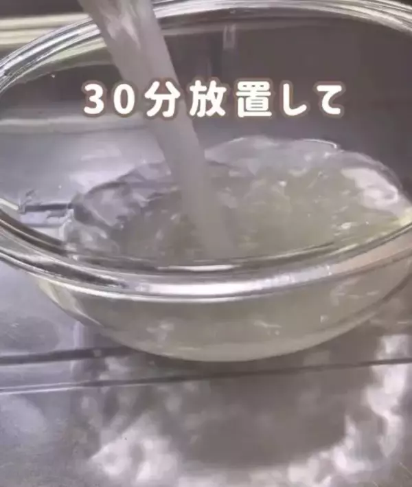 「「もうブラシで擦らない」　水筒の茶渋を落とす『裏技』に「新品みたい」「放置するだけ」」の画像