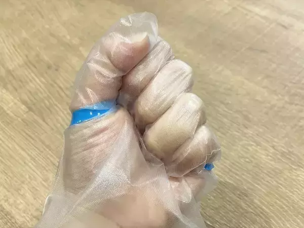 「ビニール手袋が脱げる『あのイライラ』を解消！　ダイソーグッズに「こういうの探してた」」の画像