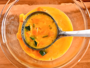 卵2個と混ぜたのは…？　できた玉子焼きが「砂糖も出汁もいらないかも！」【秋レシピ】