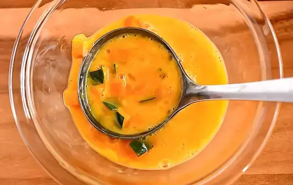 「卵2個と混ぜたのは…？　できた玉子焼きが「砂糖も出汁もいらないかも！」【秋レシピ】」の画像