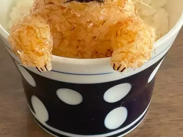 くっ…目が合ってしまう！　『かつお節のおにぎり』で再現したかわいすぎる生き物は？