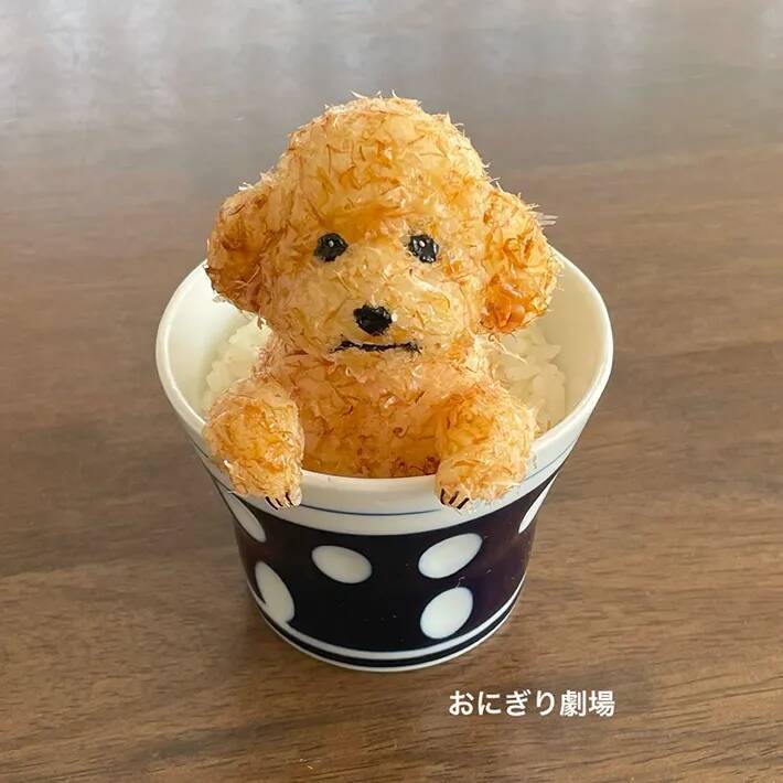 くっ…目が合ってしまう！　『かつお節のおにぎり』で再現したかわいすぎる生き物は？