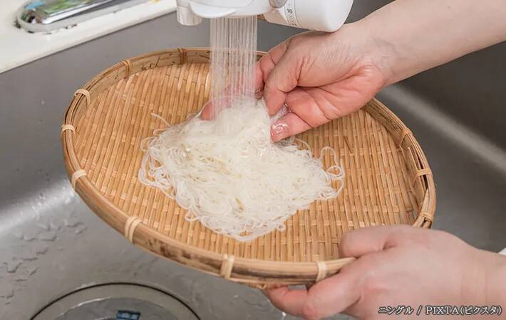 そうめんをゆでた後に『氷水』『流水』←オススメできないのはどっち？　メーカーに聞いた