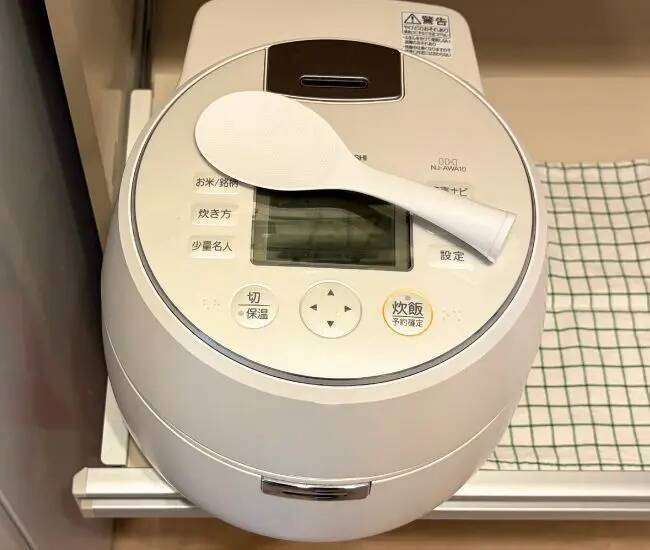 しゃもじが炊飯器に浮く！　セリアの『マグネットシェーバーホルダー』の意外な活用法