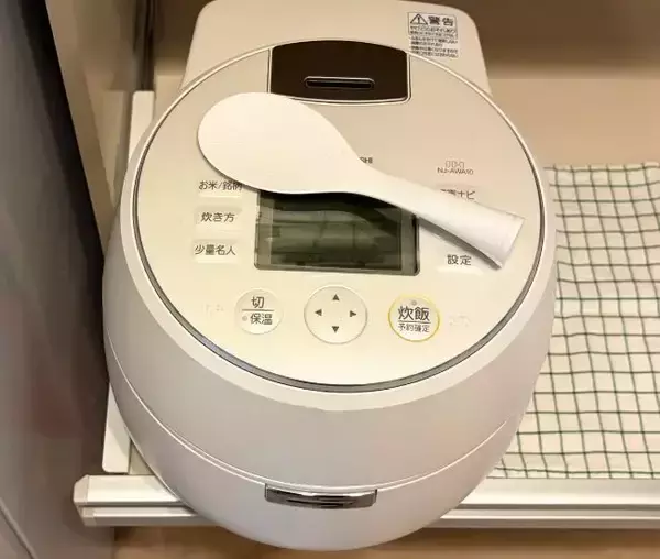 「しゃもじが炊飯器に浮く！　セリアの『マグネットシェーバーホルダー』の意外な活用法」の画像