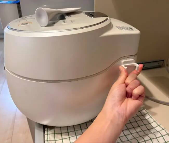 しゃもじが炊飯器に浮く！　セリアの『マグネットシェーバーホルダー』の意外な活用法