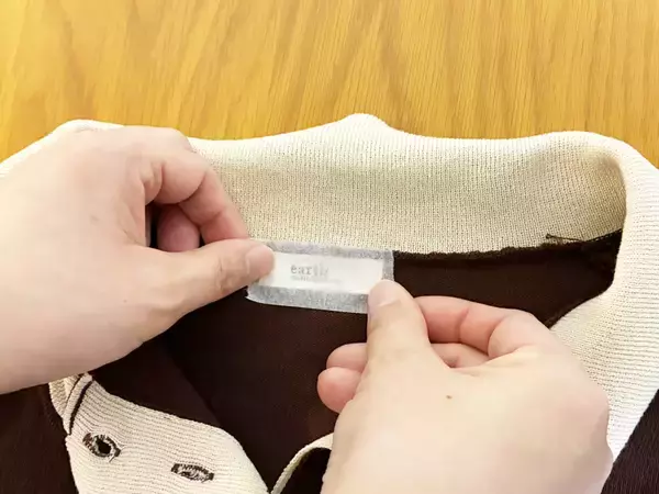 『服のタグ』がチクチクする時はどうする？　簡単にできる裏ワザに「不快感がなくなった」
