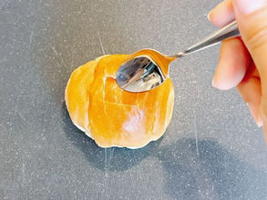ロールパンに冷凍グラタンを押し込んで…　焼き上がりに「店で売ってそう！」