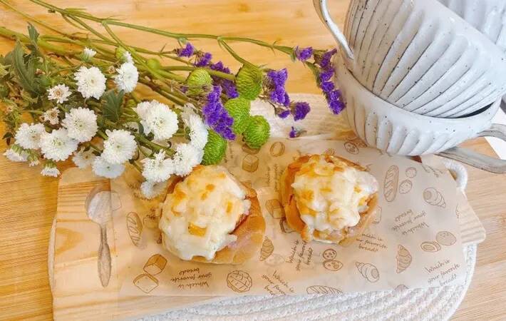 ロールパンに冷凍グラタンを押し込んで…　焼き上がりに「店で売ってそう！」