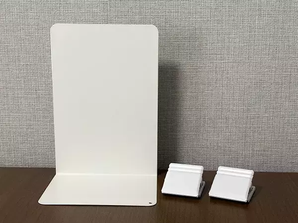 「ブックエンドにマグネットクリップをくっつけると便利！　キッチンで役立つ活用法が、こちら」の画像
