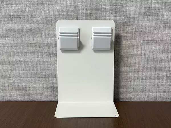 「ブックエンドにマグネットクリップをくっつけると便利！　キッチンで役立つ活用法が、こちら」の画像