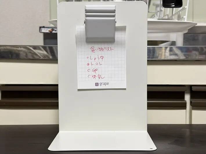 ブックエンドにマグネットクリップをくっつけると便利！　キッチンで役立つ活用法が、こちら