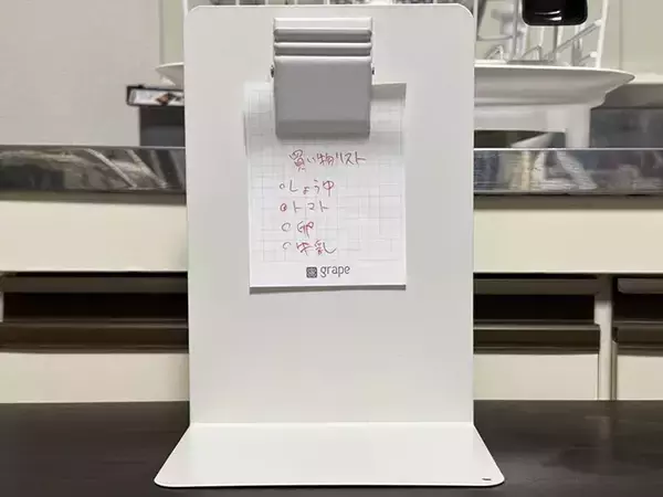 「ブックエンドにマグネットクリップをくっつけると便利！　キッチンで役立つ活用法が、こちら」の画像