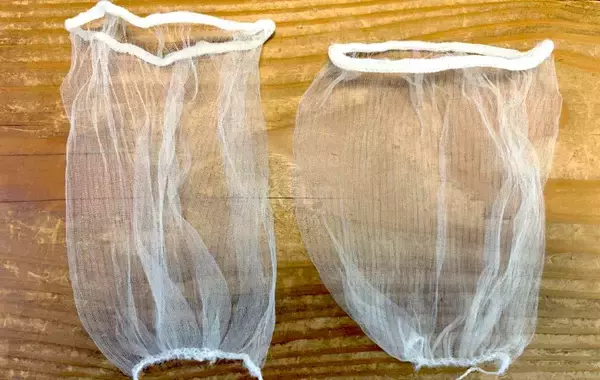 「無印良品“99円”とダイソー110円、水切りネットを買うならどっち？　機能を比べると…」の画像