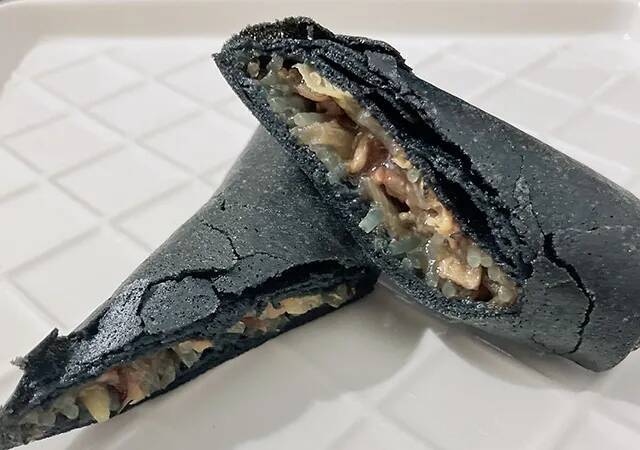 “真っ黒な春巻き”にビックリ！　『セブン新作惣菜』を実食レポート