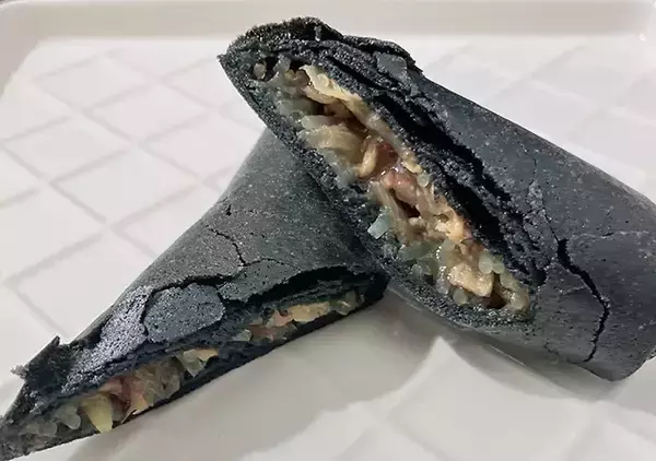 「“真っ黒な春巻き”にビックリ！　『セブン新作惣菜』を実食レポート」の画像