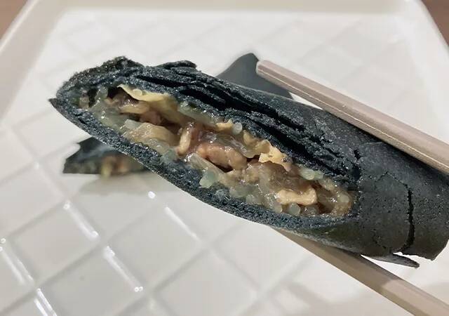 “真っ黒な春巻き”にビックリ！　『セブン新作惣菜』を実食レポート