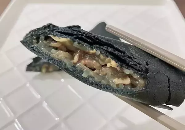 「“真っ黒な春巻き”にビックリ！　『セブン新作惣菜』を実食レポート」の画像