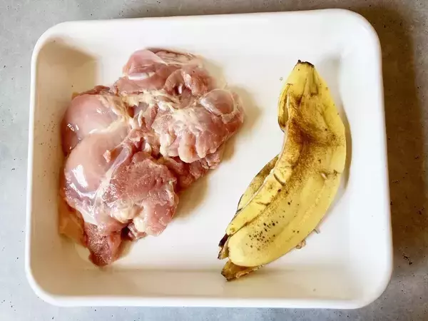 保存袋にとり肉とバナナの皮？　廃棄予定のモノを活用した“簡単”おかず