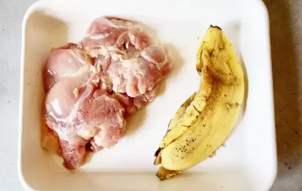 「保存袋にとり肉とバナナの皮？　廃棄予定のモノを活用した“簡単”おかず」の画像