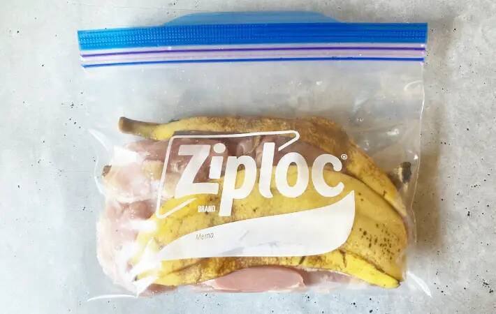保存袋にとり肉とバナナの皮？　廃棄予定のモノを活用した“簡単”おかず