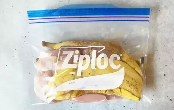 「保存袋にとり肉とバナナの皮？　廃棄予定のモノを活用した“簡単”おかず」の画像