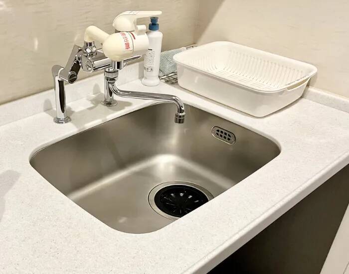 洗ったペットボトル、シンクで倒れてない？　セリアの吸着シートを壁に貼ったら「ピタッと解決」【活用法4選】