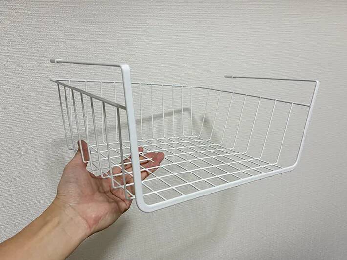 ダイソーの220円収納グッズが便利！　バスケット1つで、家中のデッドスペースを有効活用できた