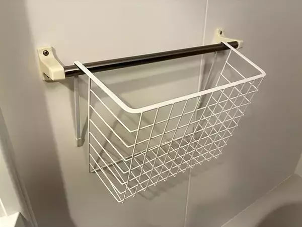 「ダイソーの220円収納グッズが便利！　バスケット1つで、家中のデッドスペースを有効活用できた」の画像